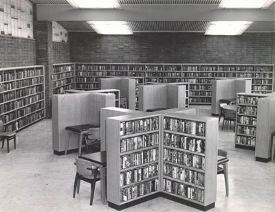 Interior de la Biblioteca Marina 3 semanas después de la inauguración