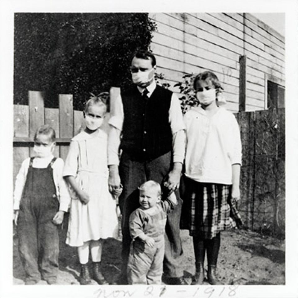 1918 flu family with masks