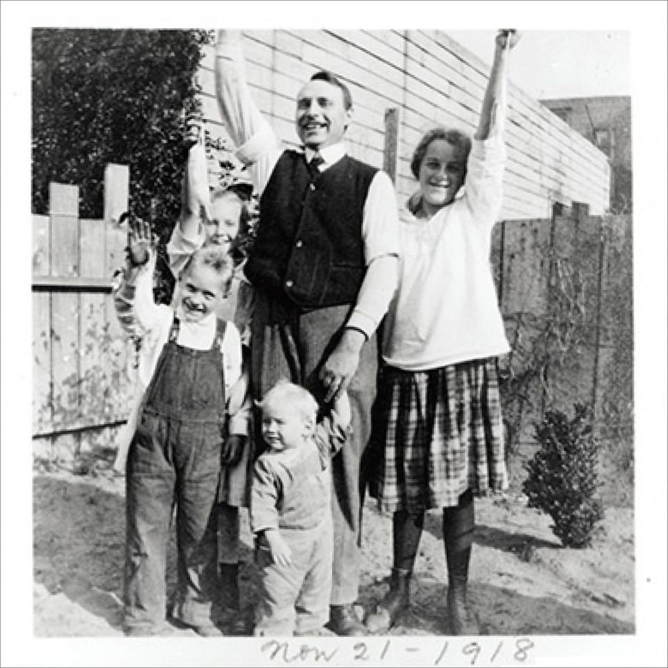 1918 family with flu masks off